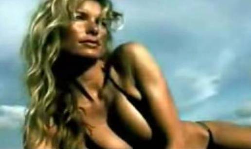 Supermodel Marisa Miller trčkara polugola po plaži