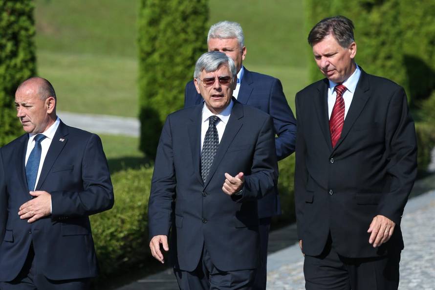 Zagreb: Tomo Medved i Å½eljko Reiner poloÅ¾ili vijence na groblju Gaj urni - Krematorij