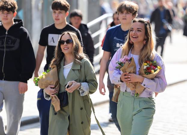 Cvijeće u rukama znak je obilježavanja Međunarodnog dana žena
