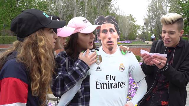 Hrvati su ispred stadiona Real Madrida ljudima dijelili novce