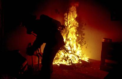Božićno drvce donosi i opasnost od požara - evo kako ga zaštititi