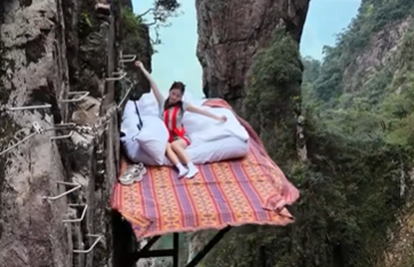 Zastrašujuća atrakcija: Biste li spavali viseći iznad litice visoke 90 metara? Neki već jesu!