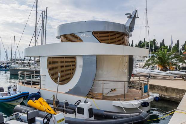 Split: Neobično plovilo na Zapadnoj obali