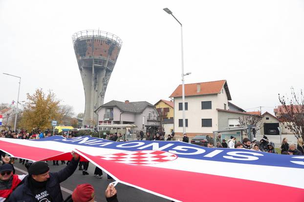 Vukovar: Kolona sjećanja prolazi pored Vodotornja