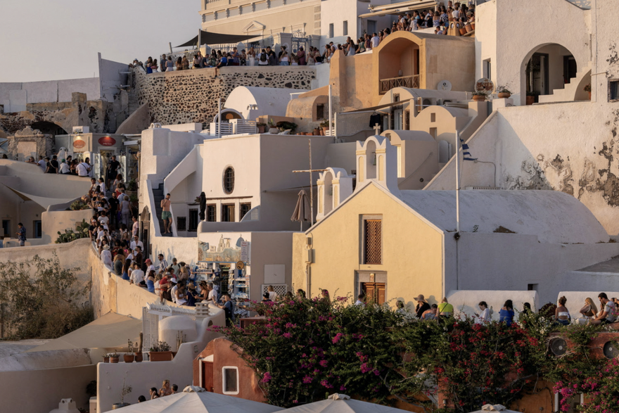 Niz potresa na Santoriniju: Ljudi žele pobjeći s otoka, redovi pred turističkim agencijama