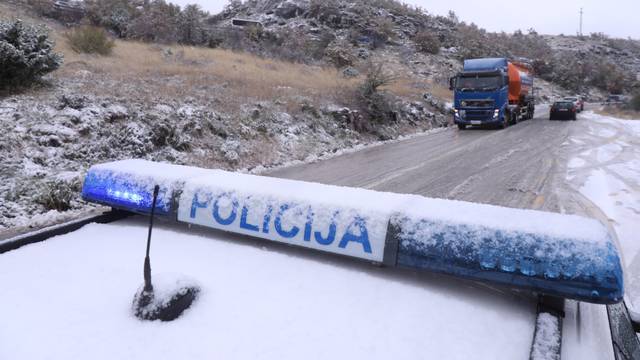 Klis: Policija regulira otežani promet zbog snijega, bure i poledice