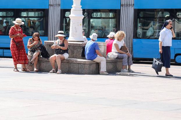 Zagreb: Zbog velikih vrućina građani potražili spas u hladu 