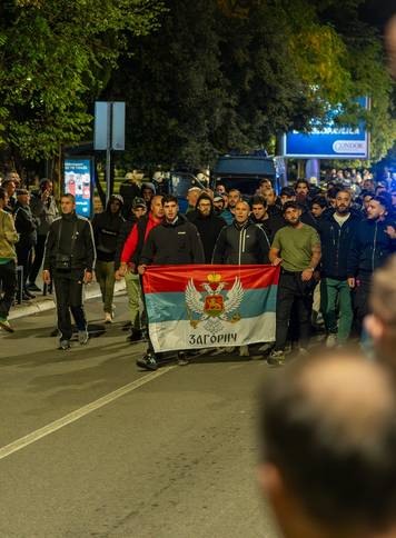 Podgorica: Stotine građana prosvjeduje ispred zgrade Vlade Crne Gore nakon ranjavanja mladića iz Podgorice u incidentu za koji su osumnjičeni državljani Turske i Azerbejdžana