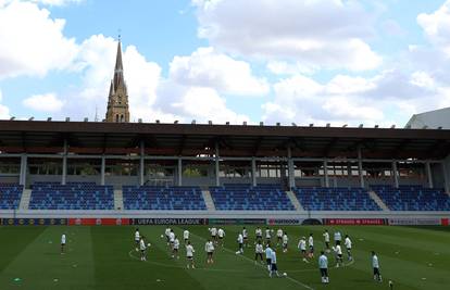 24sata u Srbiji: Dinamovce čeka hladnoća i tek 20 navijača... 'Dečki, čime se bave ovi Hrvati?'