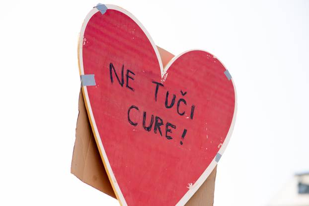 Zagreb: Javna okupljanja „Molitva krunice“ i „Ustani za slobodu“ istovremeno na Trgu