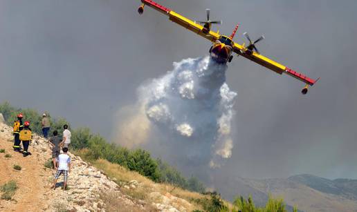 Požar pokraj Šibenika gase dva kanadera i air tractora