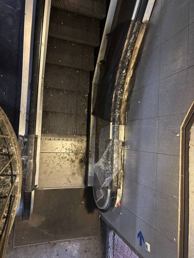 FOTO Autobusni kolodvor se raspada! Među putnike pala staklena stijenka, evo fotki