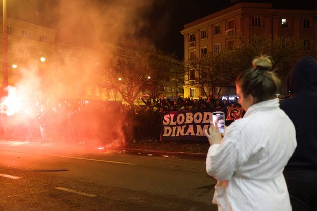 Zagreb: Djevojka u ogrtaču izašla je ispred hotela kako bi snimila bakljadu Bad Blue Boysa 