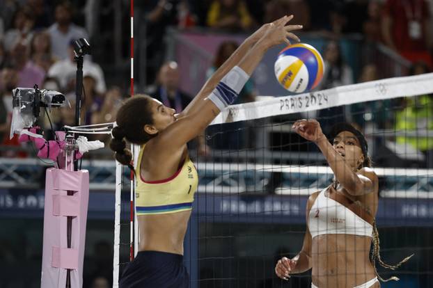 Beach Volleyball - Women's Gold Medal Match - Brazil vs Canada (Ana Patricia/Duda vs Melissa/Brandie)
