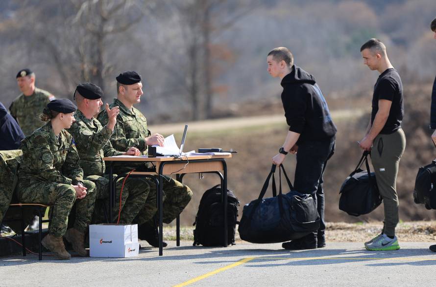 Ministar Anušić i general Kundid na prvom danu TVO-a na Slunju