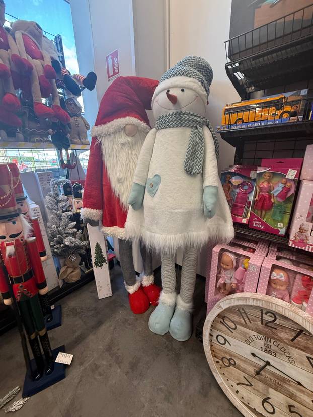 FOTO Trgovci su izvukli božićne ukrase! Pogledajte što se nudi, snježne kugle idu i za 74 eura...