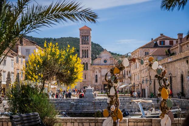 Sunčan dan na Hvaru 