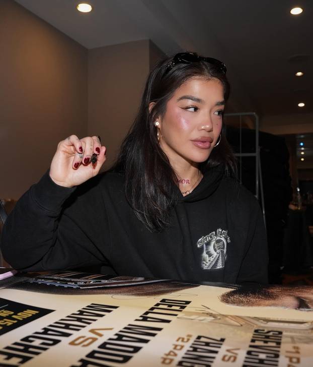 FOTO Atraktivna borkinja UFC-a i Playboyeva zečica snimile su kako se hrvaju. Fanovi u ekstazi