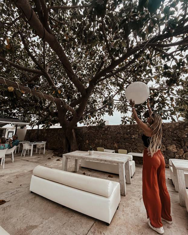 FOTO Paklena je za volanom, a tek kad skine gaćice i grudnjak