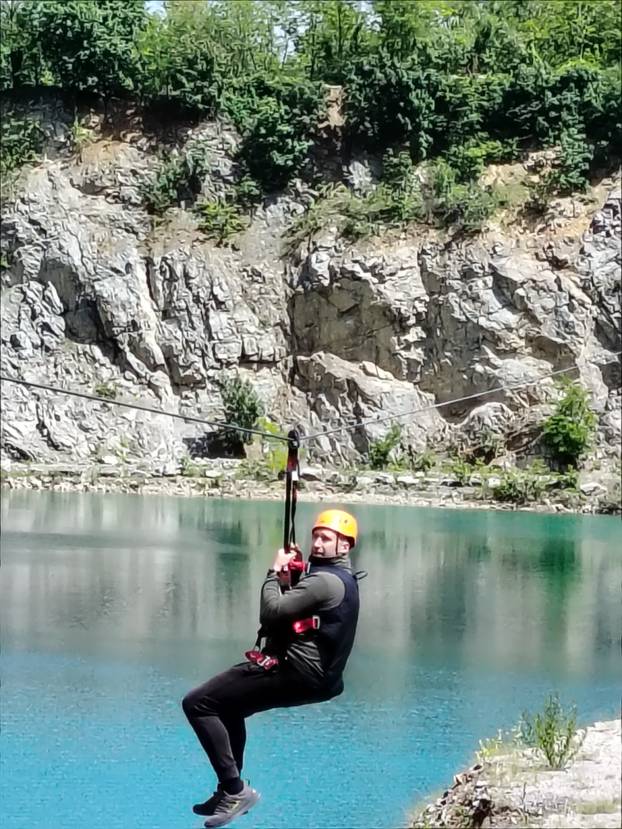 FOTO Adrenalinska atrakcija u Orahovici - zip line preko jezera!