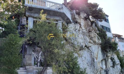 FOTO Prodaje se kuća koja 'visi' sa stijene u Stobreču: 'Prvi red do mora, ekskluziva'. Evo cijene