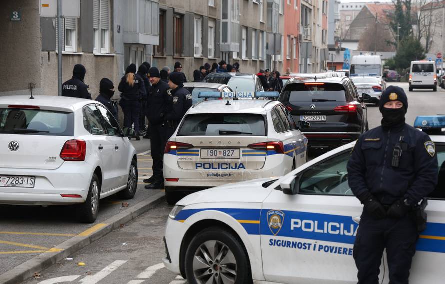 Prosvjednici  su stigli pred stan Tomislava Tomaševića i najavili  da će pjevati Thompsonove pjesme 