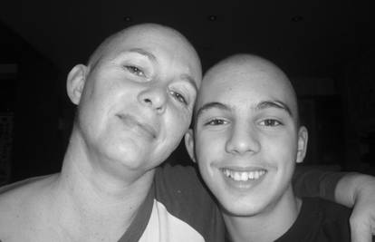 Dječak (15) obrijao glavu kako bi bolesnoj majci dao podršku