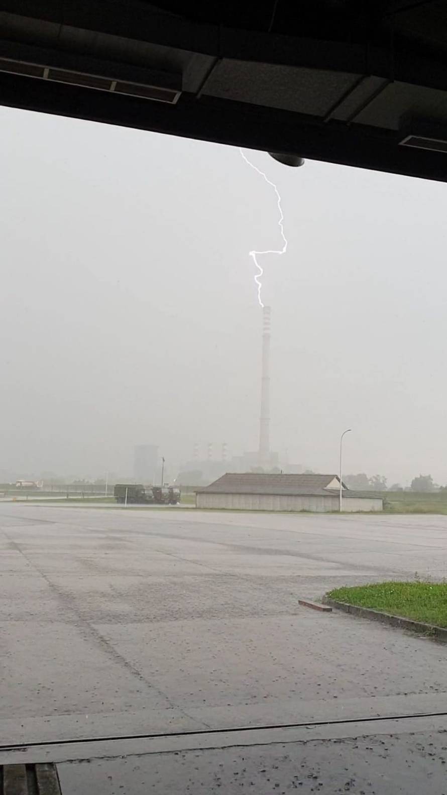 Crni oblaci i munje nad cijelim Zagrebom: Grom zapalio kuću
