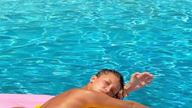 Bella Hadid je skinula gornji dio bikinija pa se 'izvalila' u bazenu