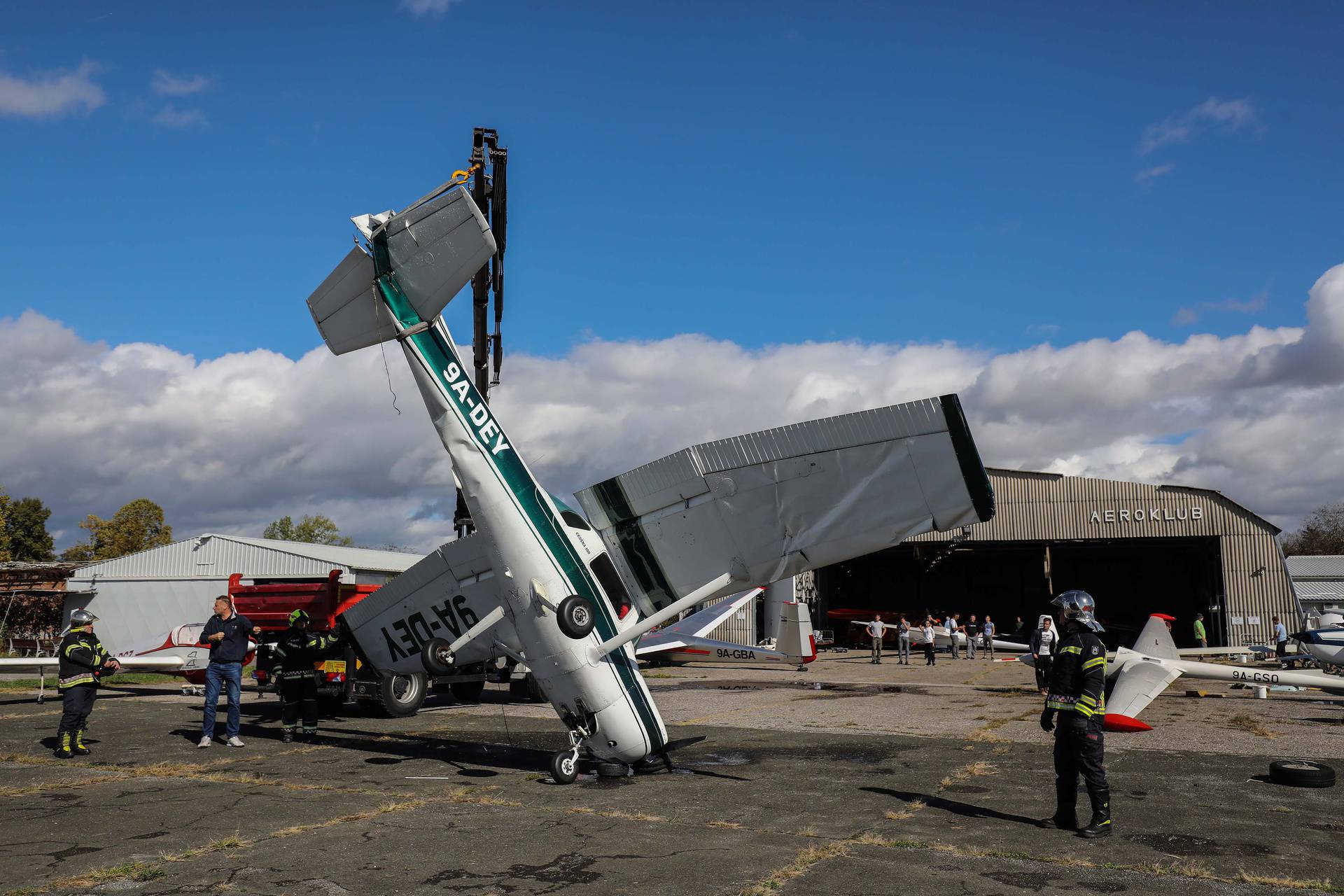 Zagreb: Nevrijeme okrenulo avion i počupalo krov na aerodromu Lučko