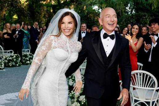 Sad je službeno gospođa Bezos: Lauren Sanchez inspiraciju za vjenčanicu našla u Sophiji Loren
