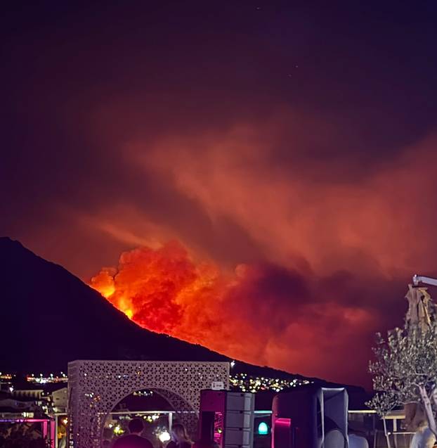 FOTO Strašan požar kod Omiša. U pomoć dolaze vatrogasci iz Dubrovnika, Zadra i Šibenika