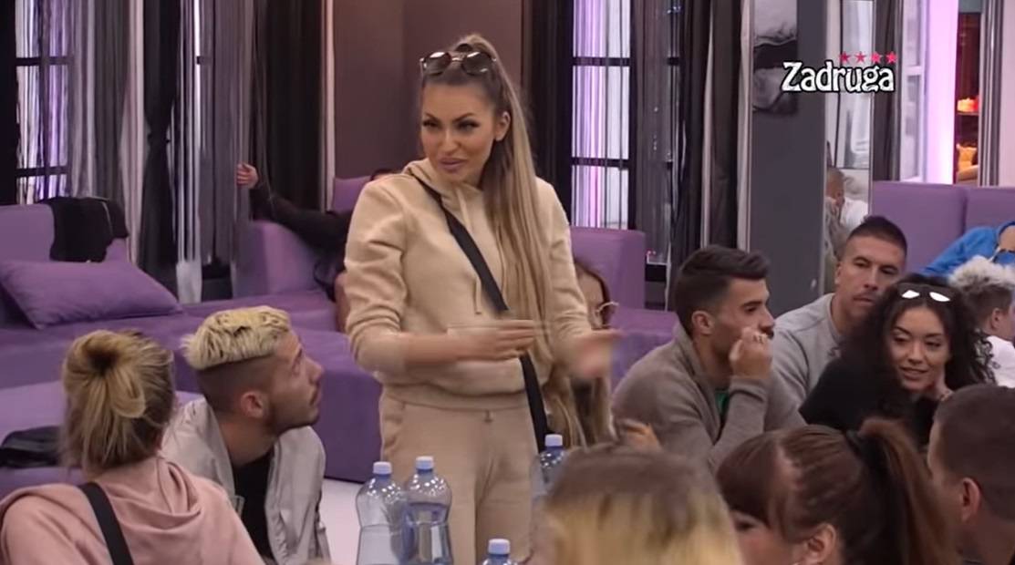 Paula: Nemoj glumiti da si fina, sve se zna o tebi. Hana Rodić: Skini mi se i ne urlaj na mene!