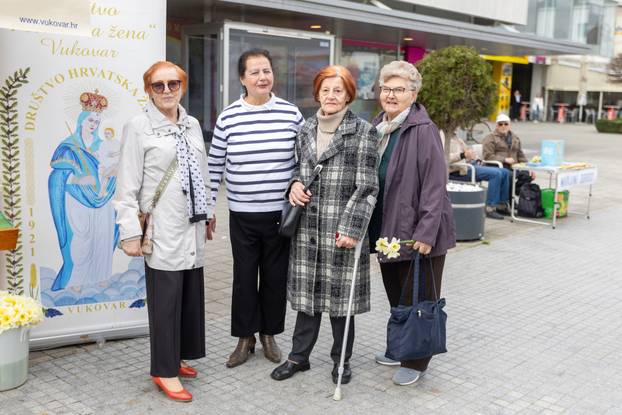 Vukovar: Gradonačelnik Penava dijelio cvijeće povodom Međunarodnog dana narcisa
