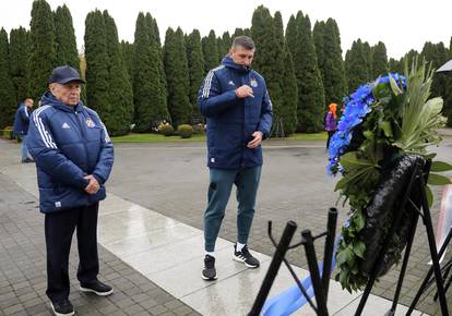 Vukovar: Delegacija Dinama položila vijenac kod spomenika na Memorijanom groblju