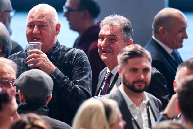 Zagreb: Slavlje u izbornom stožeru Zorana Milanovića nakon rezultata prvih izlaznih anketa