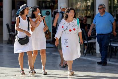 GALERIJA Turisti preplavili Zadar