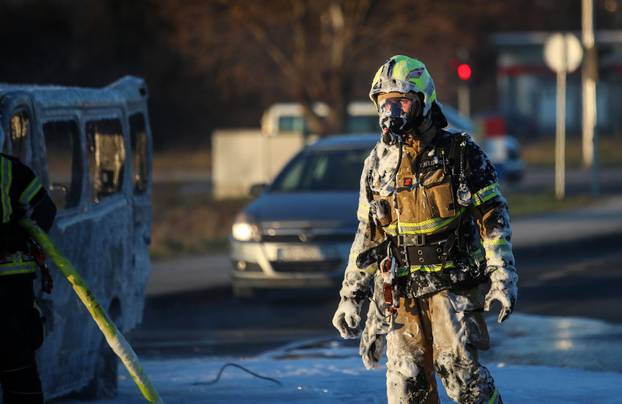 Zagreb: Požar kombi vozila na  Aveniji Većeslava Holjevca