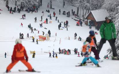 Svi žele na Sljeme! Za Žičaru opet dugi redovi, cesta se zbog gužve morala zatvoriti...