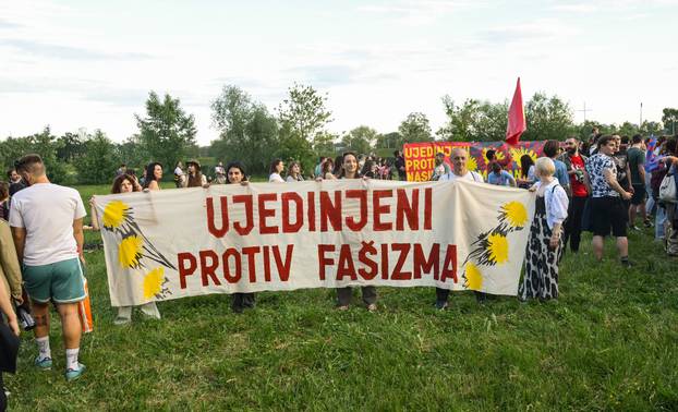 Zagreb: Paljenje Trnjanskih kresova na nasipu kod Mosta slobode