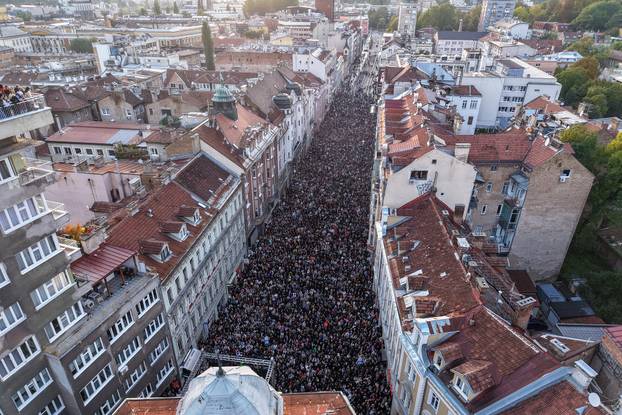 Sarajevo: Pogled iz zraka na okupljanje građana u čast Halidu Bešliću