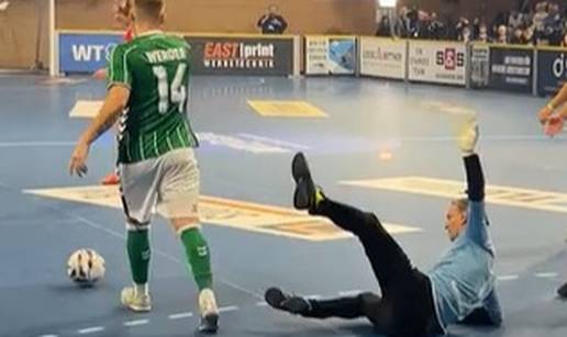 VIDEO &Ccaron;arobni Tomislav Piplica! Pogledajte kako s &ccaron;ak 56 godina zalu&dstrok;uje protivnike obranama