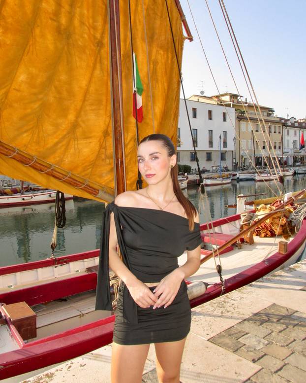 FOTO Zbog nje bi svi u zaleđe. Tange i zastavica su joj rekviziti