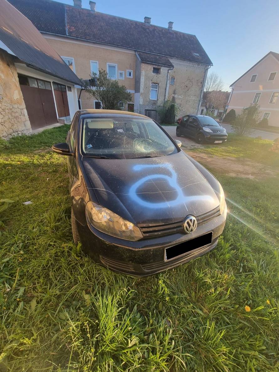 Tri torcidaša istukla su mladića u Otočcu zbog Dinamovog grba, netko im potom demolirao auto