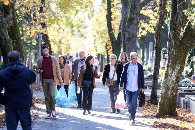 Zagreb: Svi sveti groblja poznatih osoba