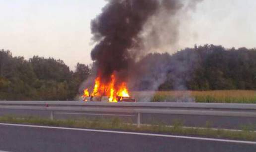 Stari Audi 90 zapalio se i potpuno izgorio na autocesti