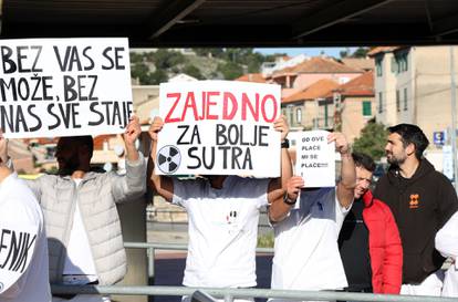 FOTO Zdravstveni djelatnici ne odustaju: 'Užasan je pritisak, prijete otkazima, ali čvrsti smo'