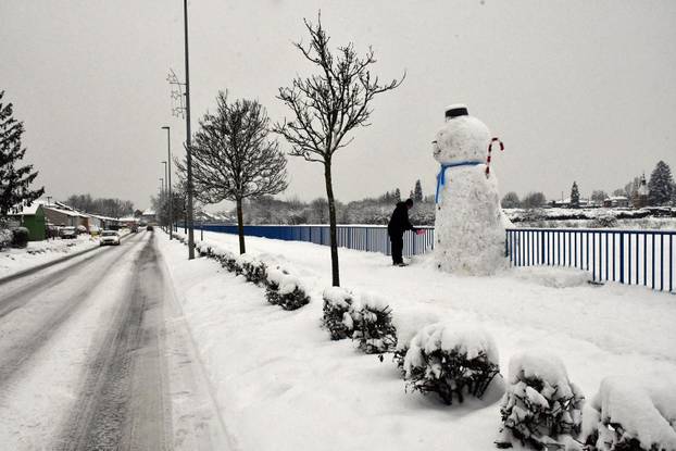 VIDEO Još jedan mega snjegović niknuo u Slavoniji. Visok je tri i pol metra i postao hit u Brodu