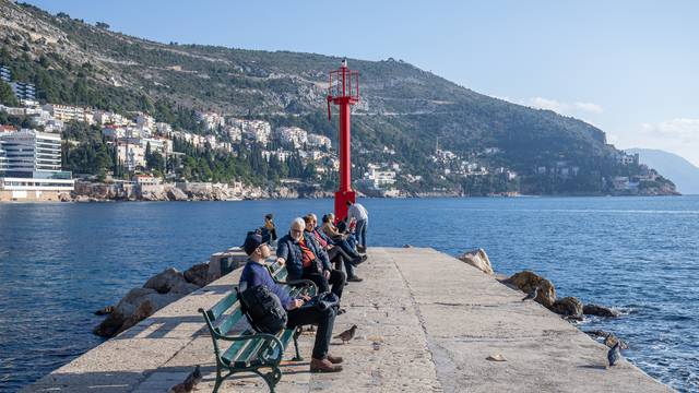 Dubrovnik: Lijep sunčan dan idealan je za razgledavanje grada a nekima i za kupanje