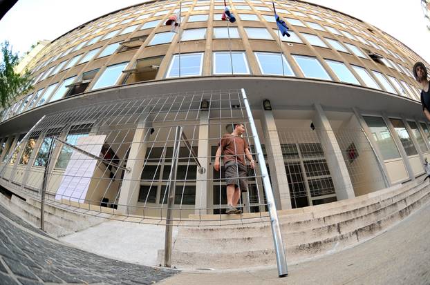 ARHIVA - 2010. Zagreb: Aktivisti za Varšavsku prosvjedovali pred sjedištem SDP-a 